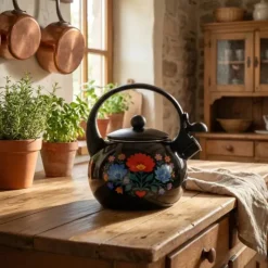 Czajnik tradycyjny z gwizdkiem emaliowany 2.2 L Folk czarny w kwiatki Tragar