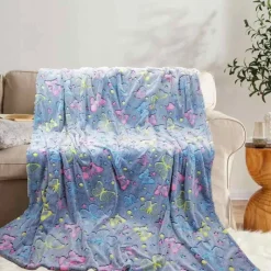 Koc świecący w ciemności 150x200 cm pled z mikrofibry dla dzieci kolorowe motyle niebieski Cotton World