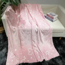 Koc świecący w ciemności 150x200 cm pled z mikrofibry dla dzieci różowy gwiazdy i serca Cotton World