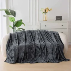 Koc 160x200 cm mikrofibra Cotton World miękki ciepły pled narzuta na łóżko ciemno szary wytłaczany wzór KHP-45
