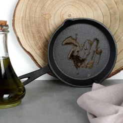 Patelnia żeliwna CAST LINE mała 15 cm na indukcje gaz ognisko Vilde