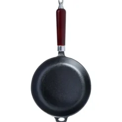 Patelnia żeliwna z drewnianą rączką CAST LINE 20 cm na indukcje gaz ognisko Vilde