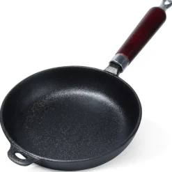 Patelnia żeliwna z drewnianą rączką CAST LINE 20 cm na indukcje gaz ognisko Vilde