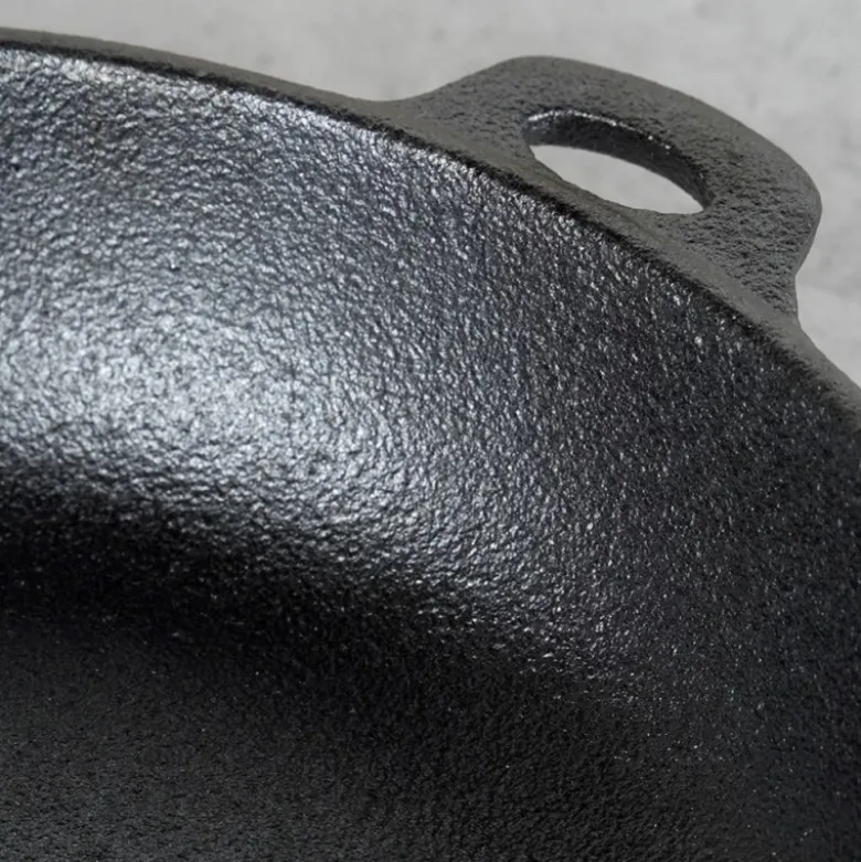 Patelnia żeliwna z drewnianą rączką CAST LINE 20 cm na indukcje gaz ognisko Vilde