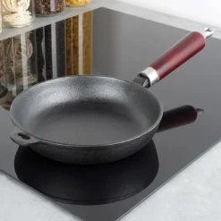 Patelnia żeliwna z drewnianą rączką CAST LINE 20 cm na indukcje gaz ognisko Vilde