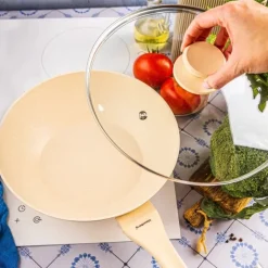 Patelnia WOK 28 cm z pokrywką i powłoką marmurową nieprzywierająca kremowa indukcja gaz Klausberg