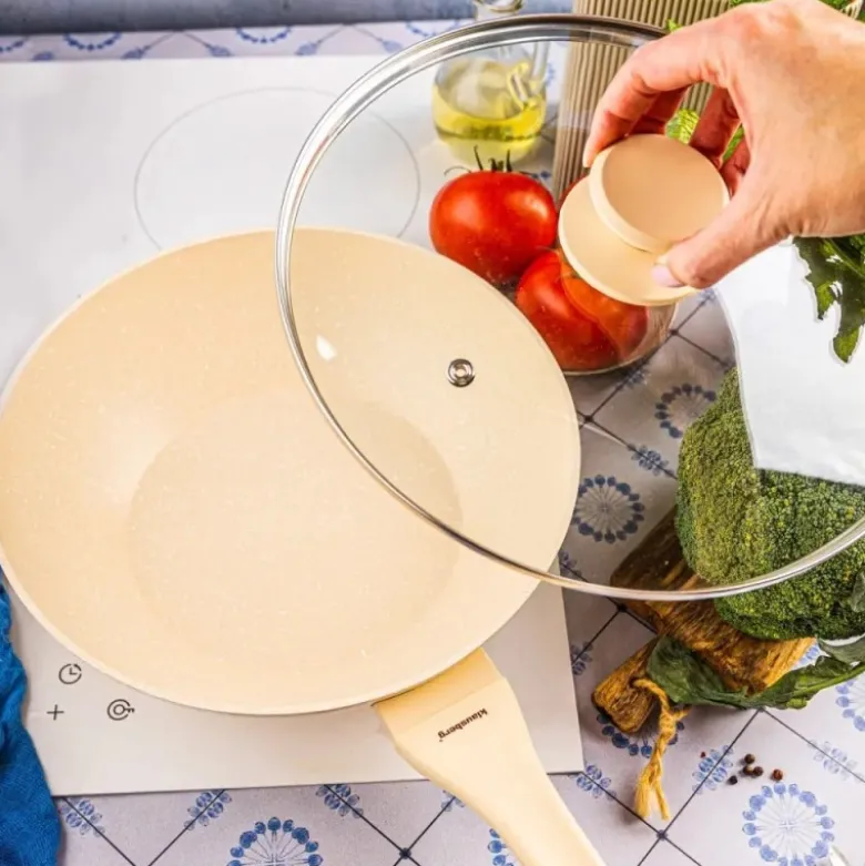 Patelnia WOK 28 cm z pokrywką i powłoką marmurową nieprzywierająca kremowa indukcja gaz Klausberg