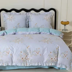 Pościel z falbanką 160x200 mikrofibra Cotton World 3 części niebieska w kwiaty 2905