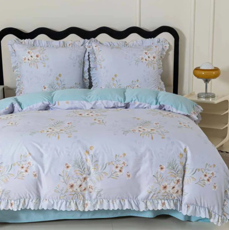 Pościel z falbanką 160x200 mikrofibra Cotton World 3 części niebieska w kwiaty 2905