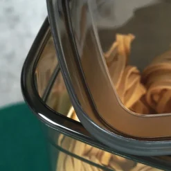 Pojemnik kuchenny z pokrywką na produkty sypkie wysoki czarny 1L Vilde