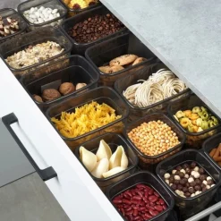 Pojemnik kuchenny z pokrywką na produkty sypkie wysoki czarny 1L Vilde