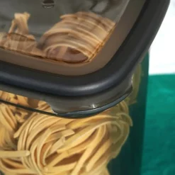 Pojemnik kuchenny z pokrywką na produkty sypkie wysoki czarny 1,85L Vilde