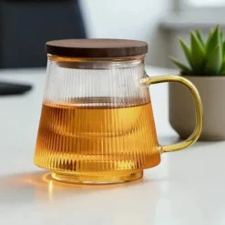 Szklanka z zaparzaczem do herbaty i naparów ziołowych z pokrywką 480 ml Tragar