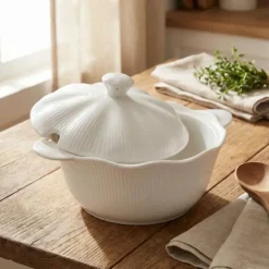 Waza porcelanowa z pokrywką biała do zup 2.4 L okrągła TRAGAR