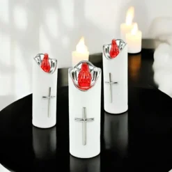 Wkład do znicza 15 cm świeczka biała LED z krzyżem czerwone światło Cortina Rico baterie AA