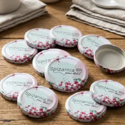 Zakrętki do słoików na przetwory Spiżarnia Pani Domu pastelowe 6,6 cm zestaw 10 szt - 4-zaczepowe FI66 Altom Design