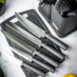 Zestaw noży i przyborów kuchennych w stojaku z deską do krojenia Klausberg KB 7835